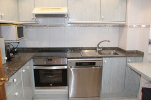 Kühlschrank, Mikrowelle, Ofen, Geschirrspüler