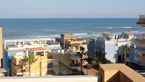 Una zona residencial costera con edificios que dan al mar.