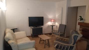 Fernseher, TischfuĂball, Tischtennisplatte