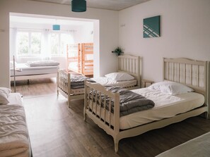 4 soverom, skrivebord, strykejern/-brett og reiseseng for barn