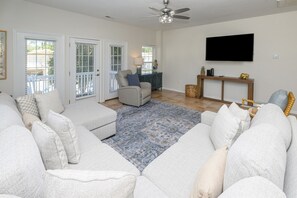 TV - 5 BR Beach House in Surfside Beach with Private Pool! Yinz at the Beach (Surfside Beach)