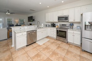 Réfrigérateur, micro-ondes, plaque de cuisson, lave-vaisselle