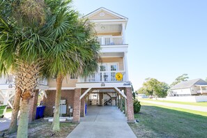 Exterior - 5 BR Beach House in Surfside Beach with Private Pool! Yinz at the Beach (Surfside Beach)