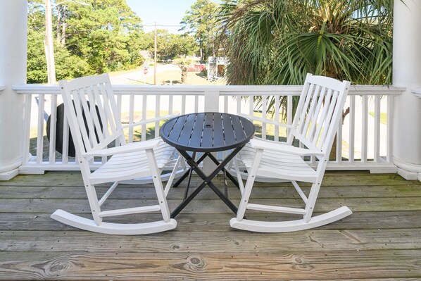 Outdoor dining - 5 BR Beach House in Surfside Beach with Private Pool! Yinz at the Beach (Surfside Beach)