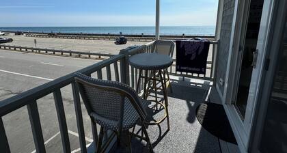 Ocean Front Penthouse Suite Magnificent Oceans views & King Bed