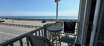 Ocean Front Penthouse Suite Magnificent Oceans views & King Bed