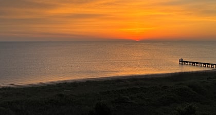 Ocean Front Penthouse Suite Magnificent Oceans views & King Bed