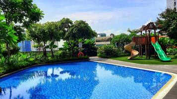 2 udendørs pools, åben fra kl. 06.00 til kl. 22.00, liggestole