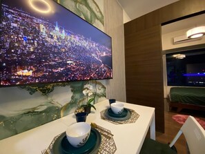 Appartement Ville, 1 grand lit et 1 canapé-lit, cuisine, vue ville | Salle à manger