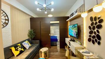 1 soverom, skrivebord, skrivebord for bærbar PC og strykejern/-brett