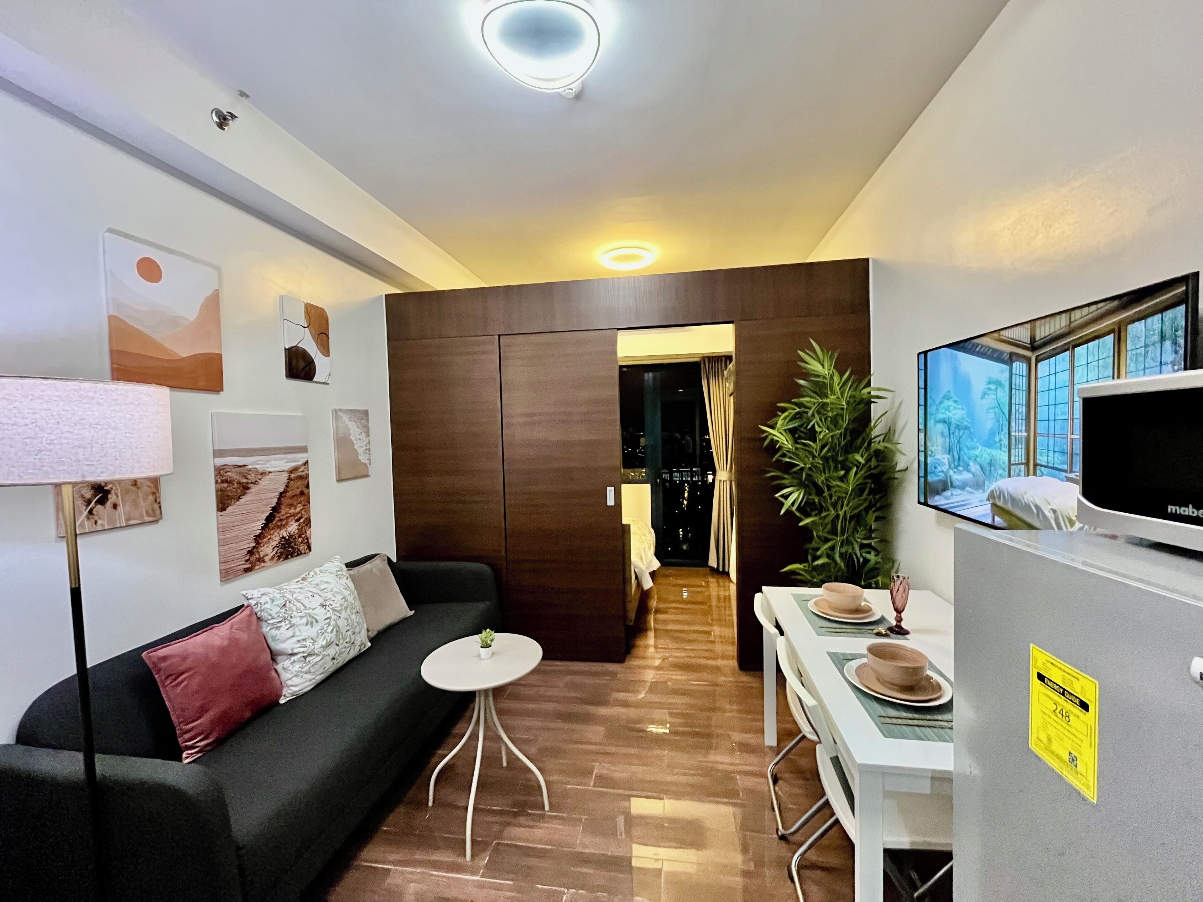 City-Apartment, Küche, Stadtblick | Wohnbereich | 43-Zoll-Smart-TV mit Satellitenempfang