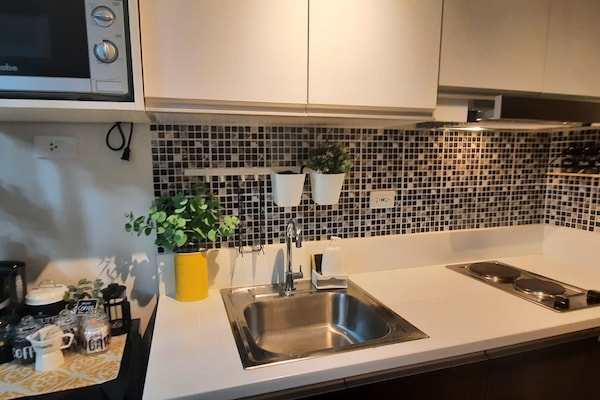 Tam boy buzdolabı, mikrodalga fırın, set üstü ocak, kahve/çay makinesi