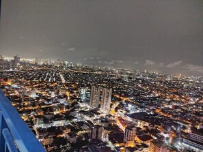 Panoramic Condo, 1 Queen Bed with Sofa bed, Balcony, City View | City view - SMDC Air Residences Makati (Makati)