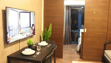 都會公寓, 廚房, 城市景觀 | 起居區 | 智慧型電視、Netflix、串流服務