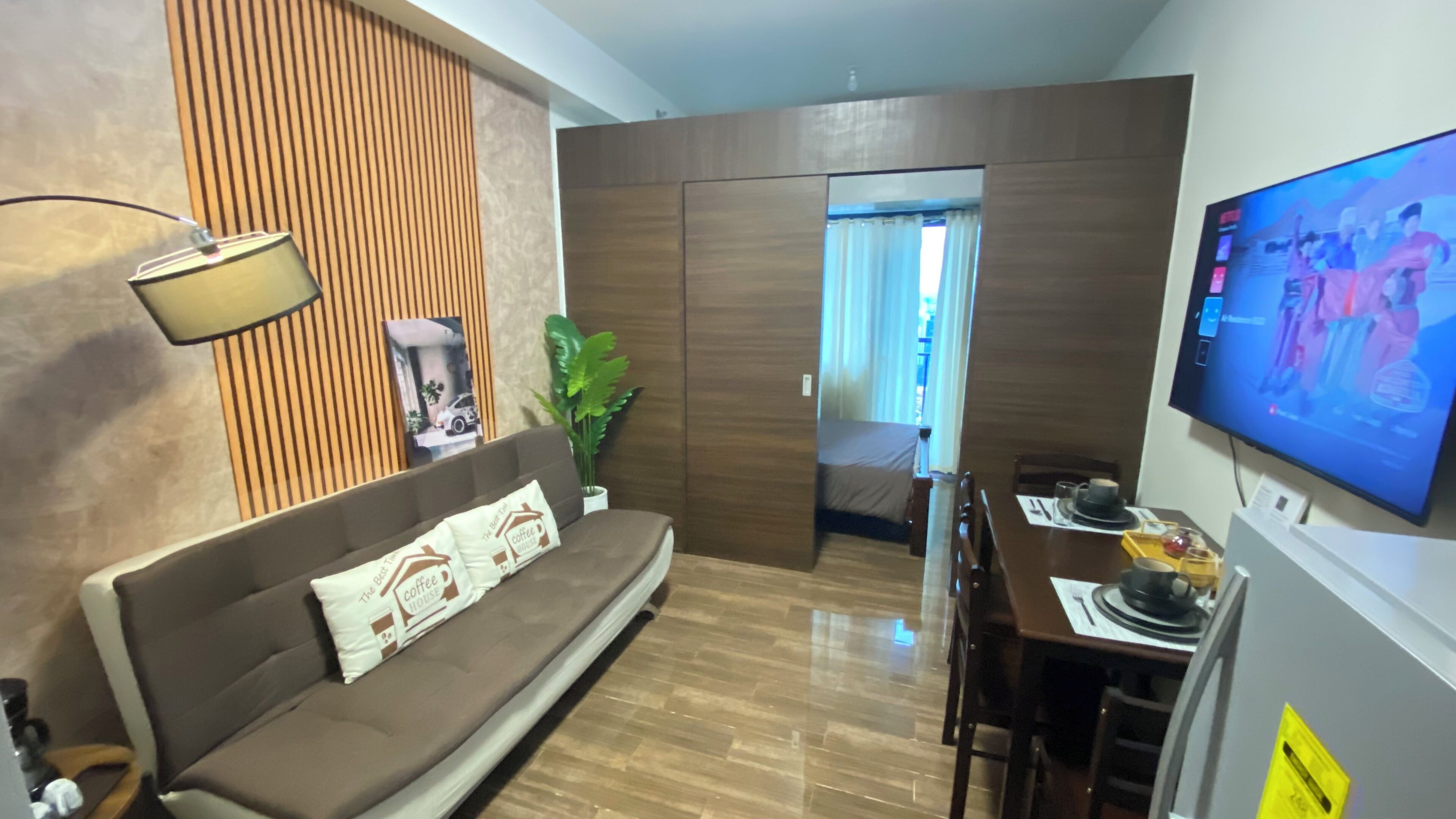 Panoramic-Apartment, 1 Queen-Bett und Schlafsofa, Balkon, Stadtblick | 1 Schlafzimmer, Schreibtisch, Bügeleisen/Bügelbrett, kostenloses WLAN