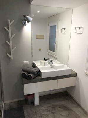 Douche, sĂšche-cheveux, bidet, serviettes fournies