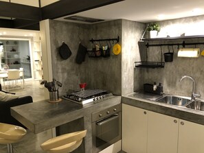 Jääkaappi, uuni, liesi, kahvin-/teenkeitin