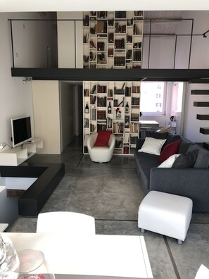 Smart TV, books - DB Exclusive Home (Palermo)