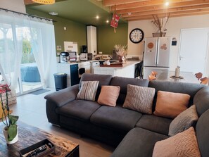 Smart TV, fireplace, books - Gîte Familial de La Grande Hermine à Moins de 17 Min. des Plages de Locquirec (Plouigneau)