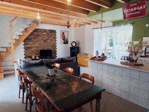 Dining - Gîte Familial de La Grande Hermine à Moins de 17 Min. des Plages de Locquirec (Plouigneau)