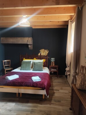 4 dormitoris, escriptori i planxa i posts de planxar 