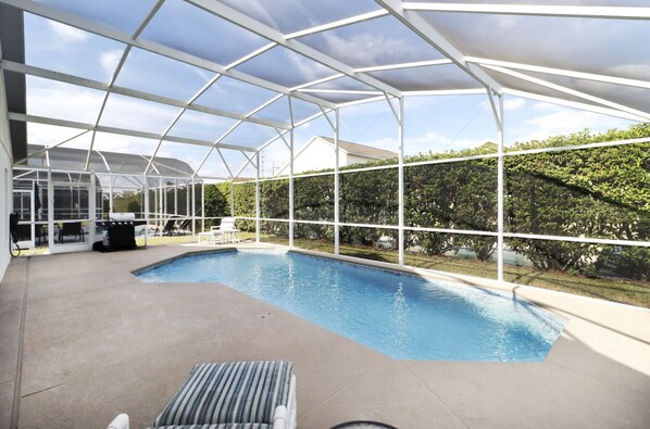 Utomhuspool och solstolar