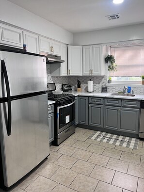 Private kitchen - Elegant 3 KINGs bedroom near Downtown Newark EWR NYC airport (Newark)