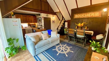 Smart-TV, DVD-Player, Bücher, Musikbibliothek