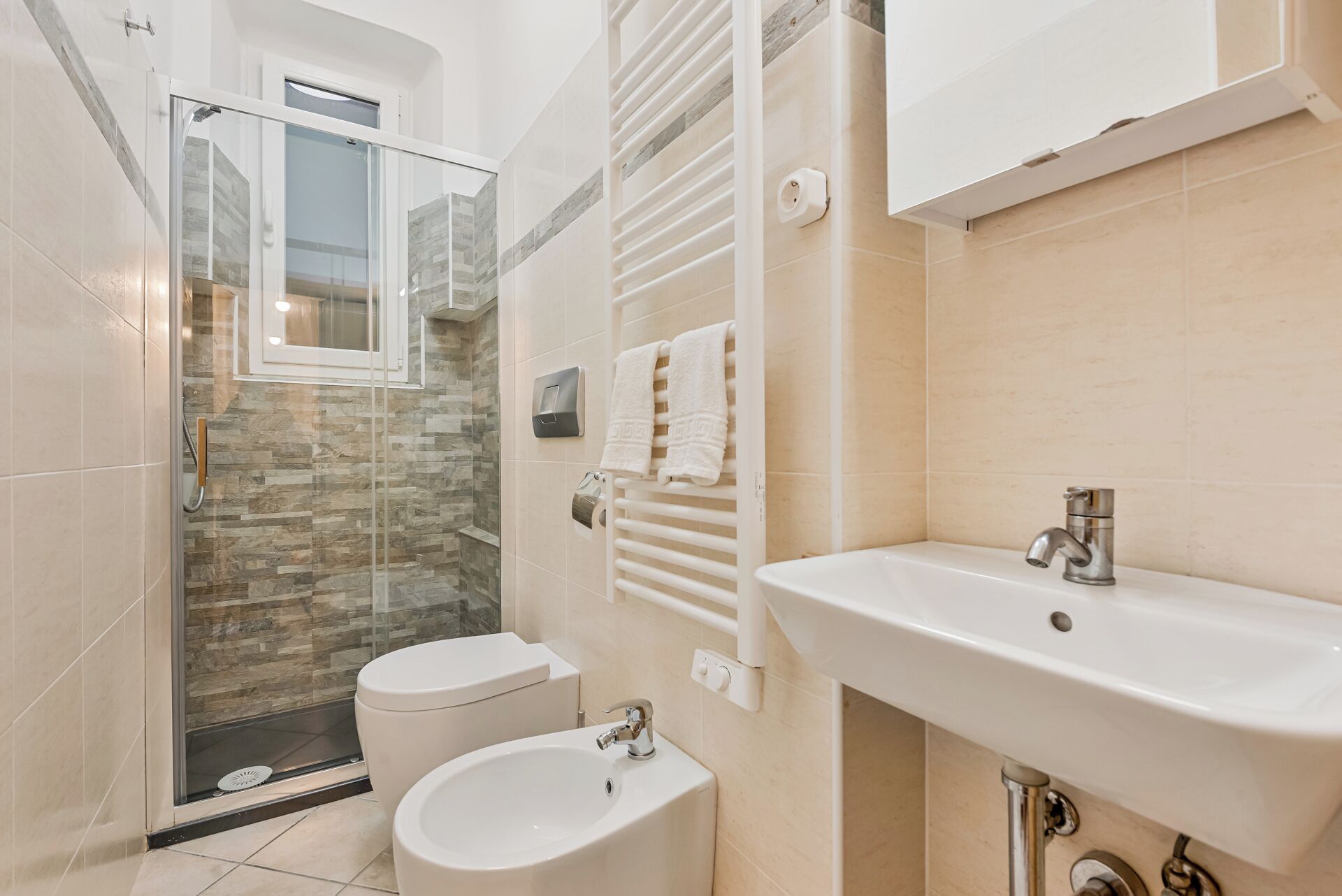 Sèche-cheveux, bidet, serviettes fournies, savon