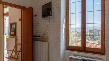 1 habitación, tabla de planchar con plancha, wifi gratis y ropa de cama