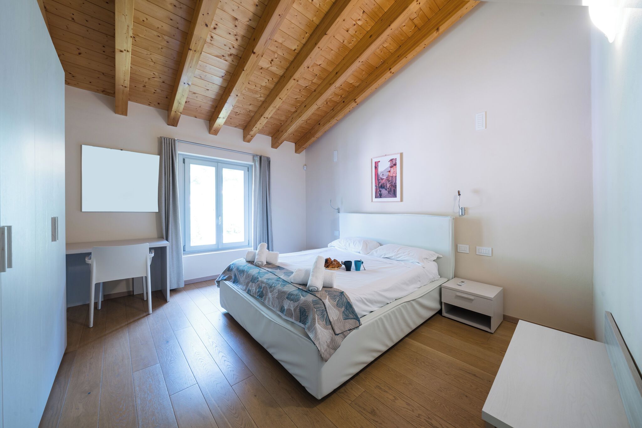 6 Schlafzimmer, Schreibtisch, Bügeleisen/Bügelbrett, Reisekinderbett