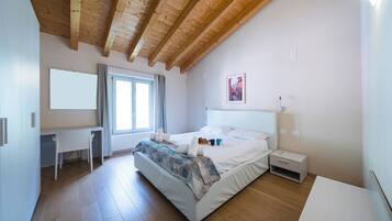 6 Schlafzimmer, Schreibtisch, Bügeleisen/Bügelbrett, Reisekinderbett