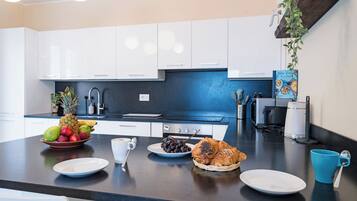 雪櫃、微波爐、焗爐、爐具