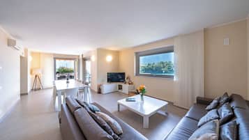 Smart TV, tenis de mesa, libros y estéreo