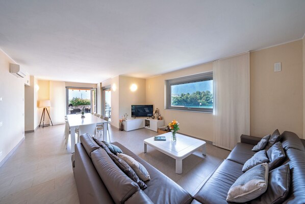 Smart TV, ping pong, books, stereo