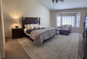 4 slaapkamers, een strijkplank/strijkijzer, gratis wifi, beddengoed