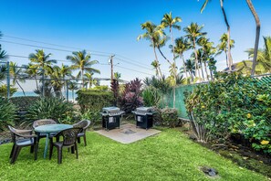 Outdoor dining - Kona Alii#401 Beautiful 4th Flr corner condo w/ Elevators,INCREDIBLE LOCATION (Kailua Kona)