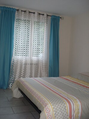 3 bedrooms, iron/ironing board, WiFi, bed sheets