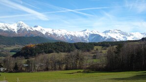 Paisaje montañoso con picos nevados bajo un cielo despejado.