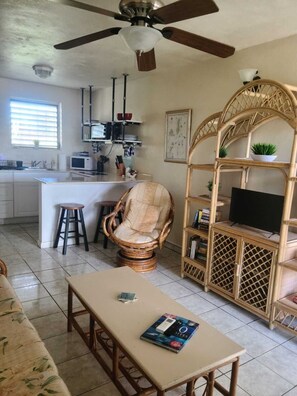Panoramic Apartment, 1 Bedroom, Sea View, Beachside | Living area