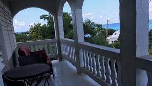 Departamento panorámico, 1 habitación, vista al mar, junto a la playa | Terraza o patio