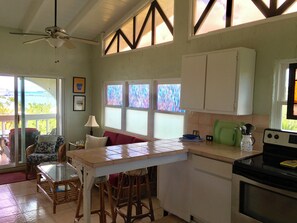 Departamento panorámico, 2 habitaciones, vista al mar, junto a la playa | Área de sala de estar | Smart TV y servicios de streaming