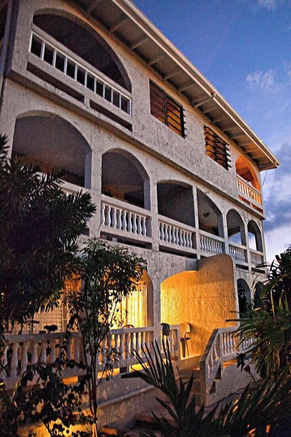 Vista frontal de la propiedad