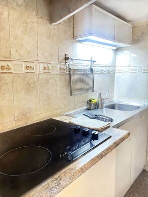 Geladeira, micro-ondas, cooktop, chaleira elétrica