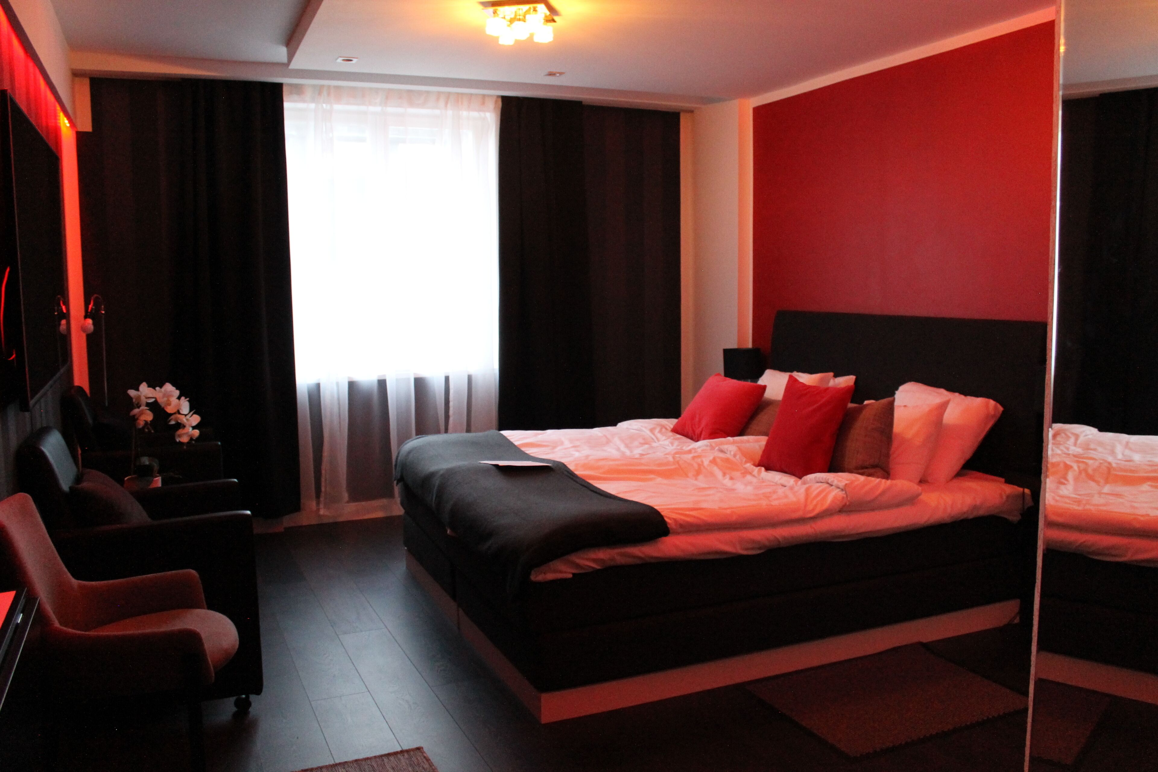 Basic dubbelrum | Sängtillbehör av högsta kvalitet, duntäcken och minibar