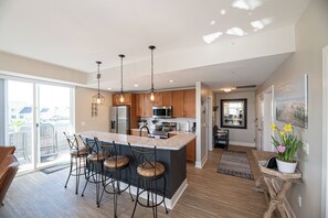 Frigorifero, microonde, forno, piano cottura