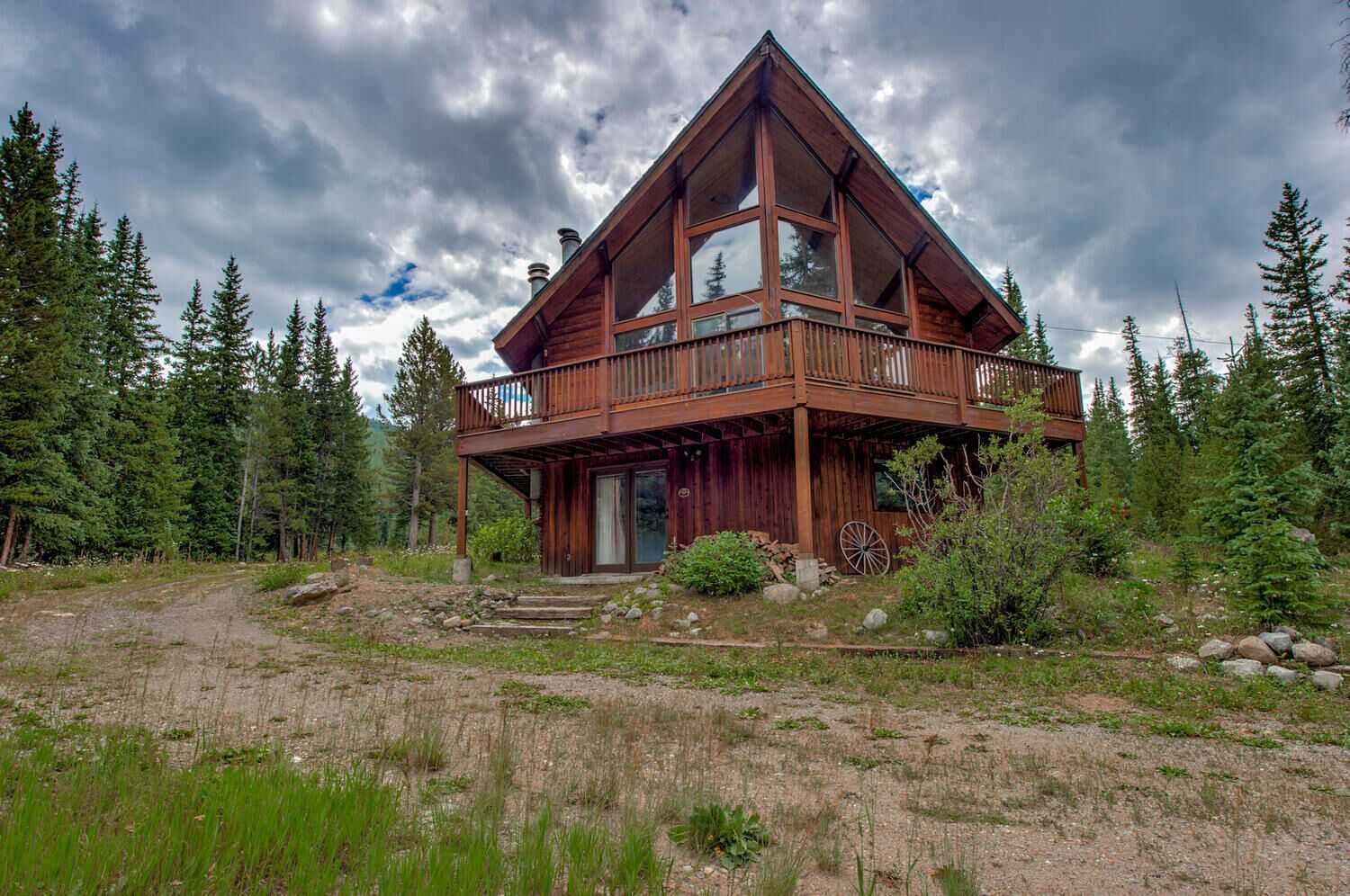 Wooded Retreat - just 10 minutes from Main Street!  Game Room & Large Deck