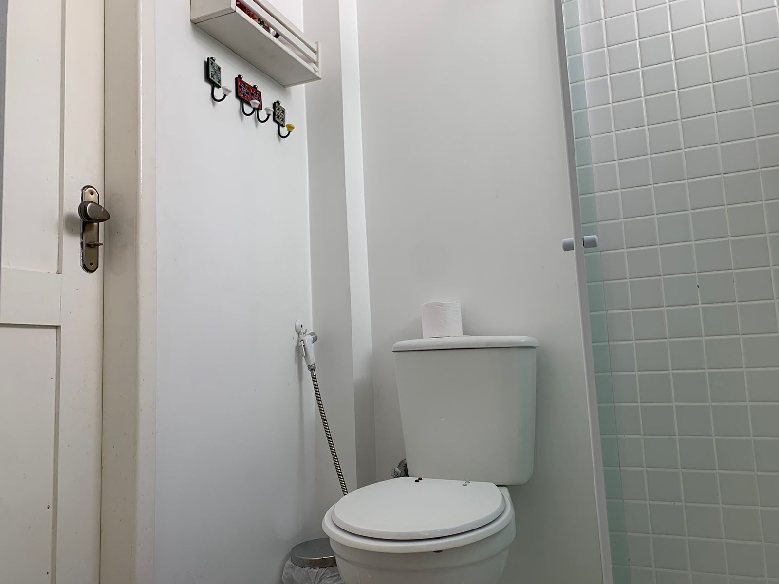 Douche, serviettes fournies, savon, papier toilette