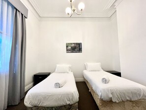 4 habitaciones, escritorio y tabla de planchar con plancha