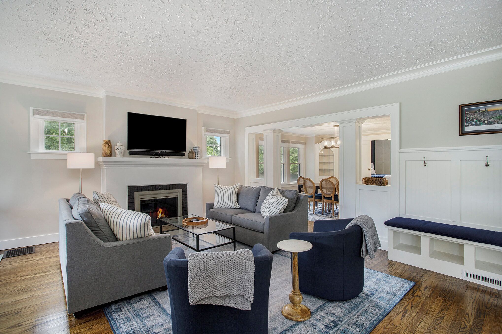 Beautifully updated Home- Walk to Notre Dame -sleeps12